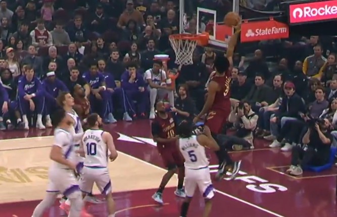 华体会体育下载-上来先扣一个!阿伦高高跃起抢断 随后快下接加兰抛传空接暴扣